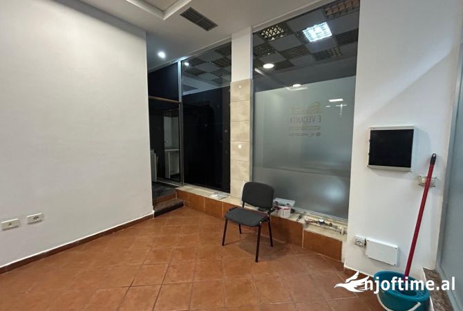 Jepet me qera Dyqan Stacjoni Trenit 