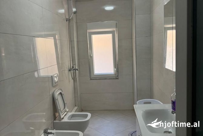 Shtepi me qera Apartament ne Tirane, 2+1, Mobilimi Pjeserisht e mobiluar, Pagesa 600  Euro.