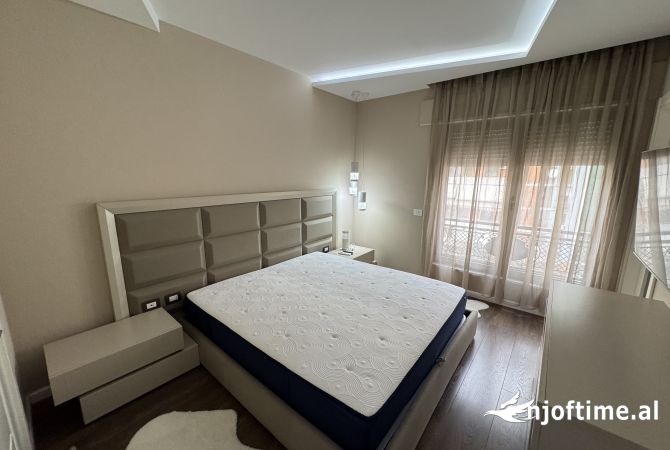 Shtepi me qera Apartament ne Tirane, 3+1, Mobilimi E mobiluar, Pagesa 1,900  Euro.