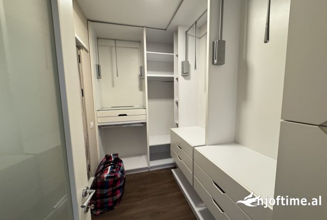 Shtepi me qera Apartament ne Tirane, 3+1, Mobilimi E mobiluar, Pagesa 1,900  Euro.