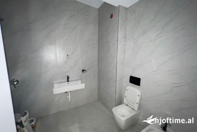Shtepi me qera Apartament ne Tirane, 2+1, Mobilimi Bosh, pa mobiluar, Pagesa 600  Euro.