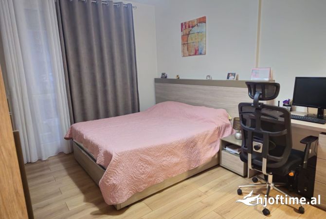 Shtepi ne shitje Apartament ne Tirane, 2+1, Mobilimi E mobiluar, Pagesa 240,000  Euro.
