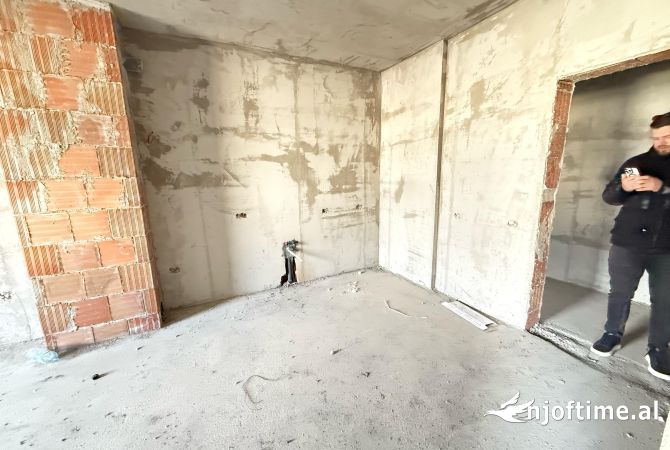 Shtepi ne shitje Apartament ne Tirane, 1+1, Mobilimi Bosh, pa mobiluar, Pagesa 95,000  Euro.