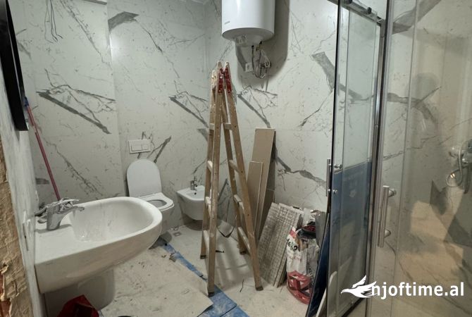 Shtepi ne shitje Apartament ne Tirane, 2+1, Mobilimi E mobiluar, Pagesa 248,000  Euro.