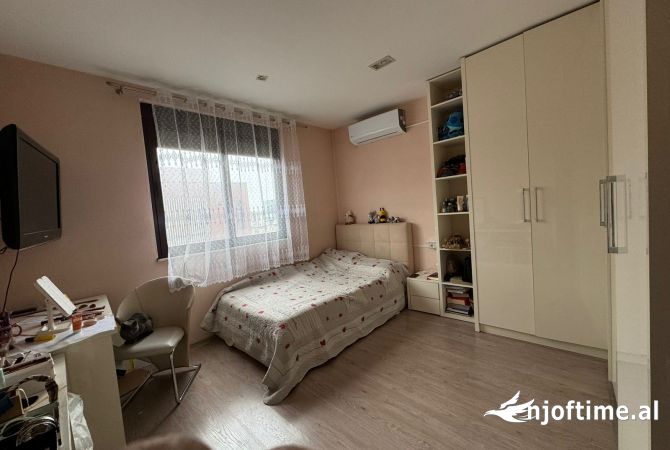 Shtepi ne shitje Apartament ne Tirane, 3+1, Mobilimi E mobiluar, Pagesa 240,000  Euro.