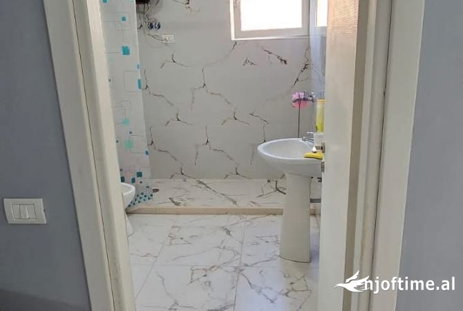 Shtepi ne shitje Apartament ne Tirane, 2+1, Mobilimi Pjeserisht e mobiluar, Pagesa 193,000  Euro.