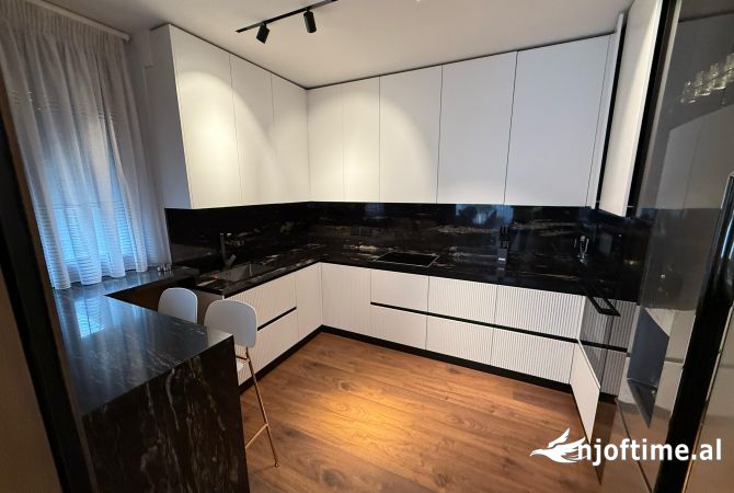 Shtepi me qera Apartament ne Tirane, 3+1, Mobilimi E mobiluar, Pagesa 3,500  Euro.