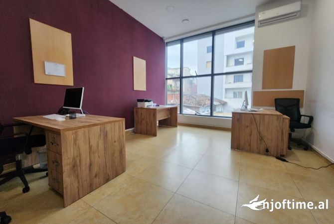 Ambient biznesi me qera 3+1 ne Tirane - 47,000 Leke