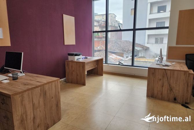 Ambient biznesi me qera 3+1 ne Tirane - 47,000 Leke