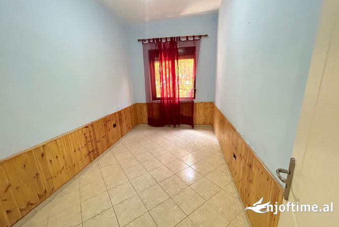 Shtepi me qera Apartament ne Tirane, 3+1, Mobilimi Pjeserisht e mobiluar, Pagesa 35,000  Leke.