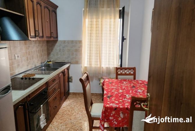 Shtepi me qera Apartament ne Tirane, 2+1, Mobilimi E mobiluar, Pagesa 500  Euro.