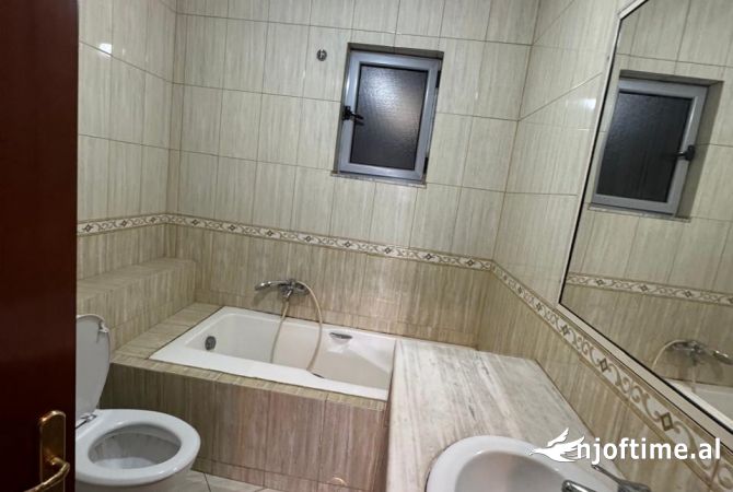 Shtepi me qera Apartament ne Tirane, 2+1, Mobilimi Pjeserisht e mobiluar, Pagesa 500  Euro.