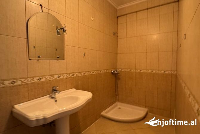 Shtepi me qera Apartament ne Tirane, 2+1, Mobilimi Pjeserisht e mobiluar, Pagesa 500  Euro.