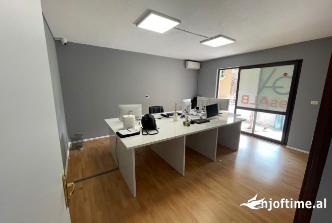Ambient biznesi me qera 3+1 ne Tirane - 1,000 Euro