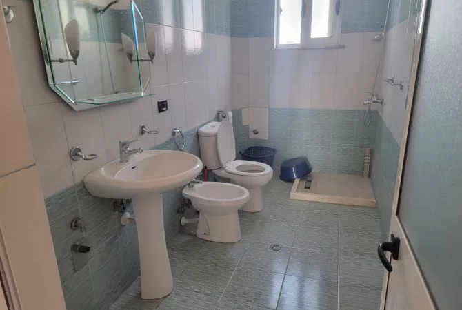 Shtepi me qera Apartament ne Tirane, 1+1, Mobilimi Bosh, pa mobiluar, Pagesa 30,000  Leke.