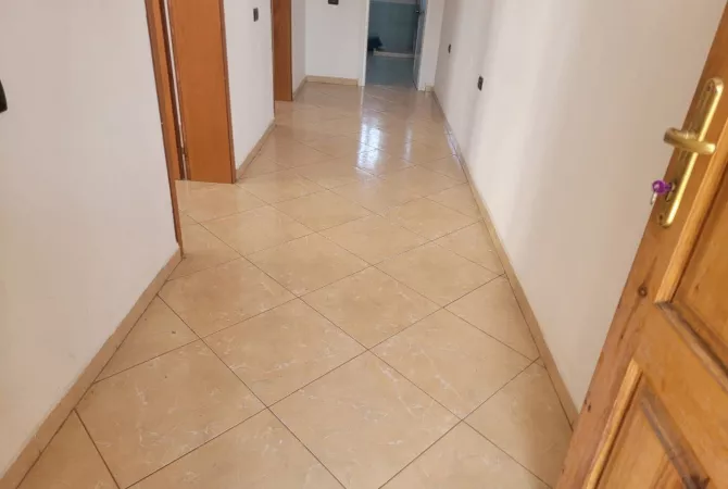 Shtepi me qera Apartament ne Tirane, 1+1, Mobilimi Bosh, pa mobiluar, Pagesa 30,000  Leke.