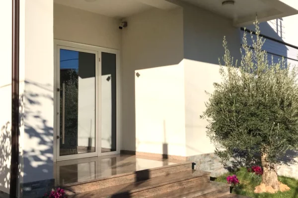 Shtepi me qera Apartament ne Tirane, 1+1, Mobilimi E mobiluar, Pagesa 50,000  Leke.