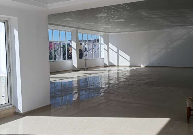 Dyqan Open Space I Investuar Ne Qender Te Qytetit Studenti 