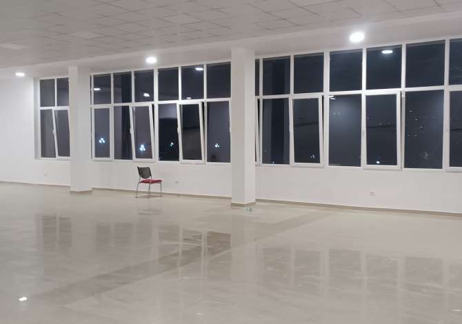 Dyqan Open Space I Investuar Ne Qender Te Qytetit Studenti 