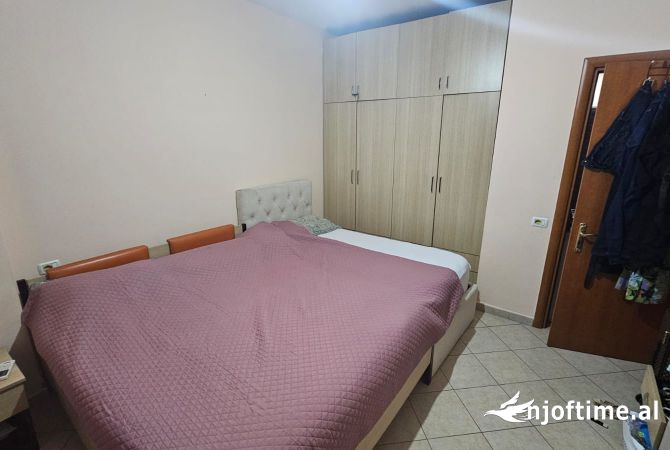 Shtepi ne shitje Apartament ne Tirane, 1+1, Mobilimi E mobiluar, Pagesa 95,000  Euro.
