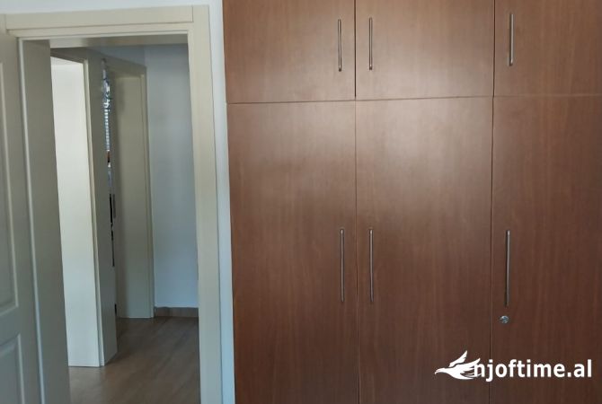 Shtepi ne shitje Apartament ne Tirane, 2+1, Mobilimi E mobiluar, Pagesa 8,000,000  Leke.