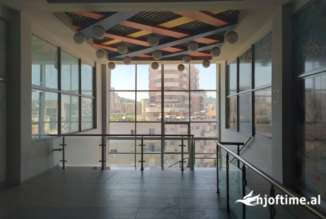 Dyqan Open Space Tek Flag Ship