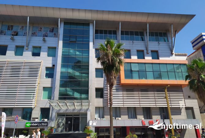 Ambiente Commerciale in Affitto 1+1 a Durazzo - 3,365 Euro