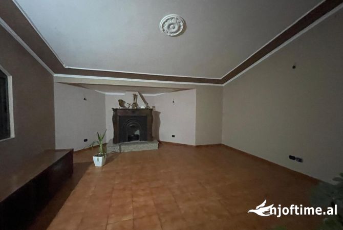 Shtepi me qera Apartament ne Durres, 5+1, Mobilimi Pjeserisht e mobiluar, Pagesa 300  Euro.