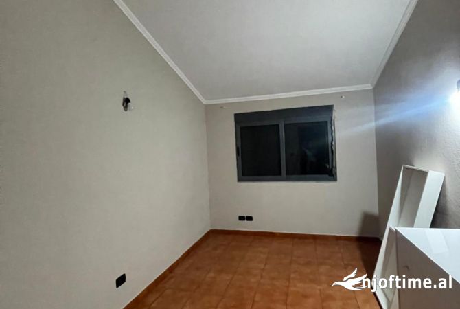 Shtepi me qera Apartament ne Durres, 5+1, Mobilimi Pjeserisht e mobiluar, Pagesa 300  Euro.