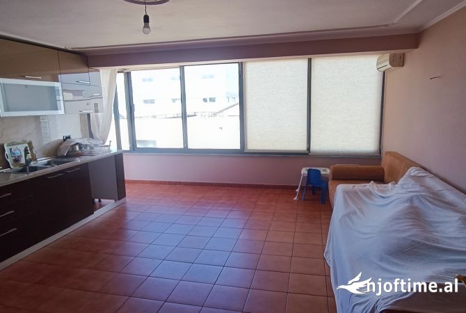 Shtepi me qera Apartament ne Durres, 5+1, Mobilimi Pjeserisht e mobiluar, Pagesa 300  Euro.