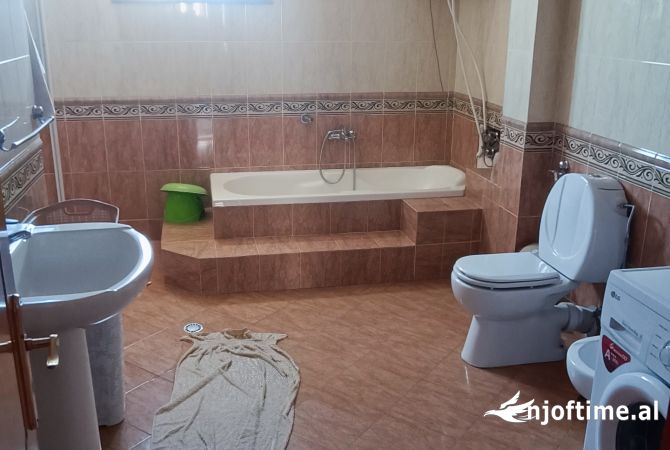 Shtepi me qera Apartament ne Durres, 5+1, Mobilimi Pjeserisht e mobiluar, Pagesa 300  Euro.