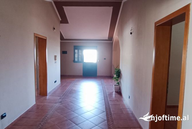 Shtepi me qera Apartament ne Durres, 5+1, Mobilimi Pjeserisht e mobiluar, Pagesa 300  Euro.