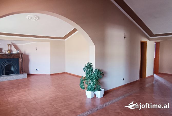 Shtepi me qera Apartament ne Durres, 5+1, Mobilimi Pjeserisht e mobiluar, Pagesa 300  Euro.