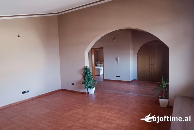Shtepi me qera Apartament ne Durres, 5+1, Mobilimi Pjeserisht e mobiluar, Pagesa 300  Euro.