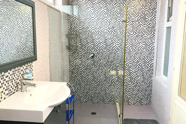 Shtepi ne shitje Apartament ne Tirane, 2+1, Mobilimi E mobiluar, Pagesa 238,000  Euro.