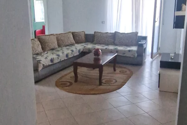 Shtepi me qera 2+1 ne Tirane - 40,000 Leke