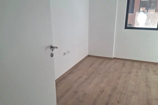 Shtepi ne shitje Apartament ne Tirane, 2+1, Mobilimi Bosh, pa mobiluar, Pagesa 190,000  Euro.