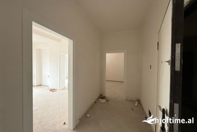 Shtepi ne shitje Apartament ne Tirane, 2+1, Mobilimi Bosh, pa mobiluar, Pagesa 175,000  Euro.
