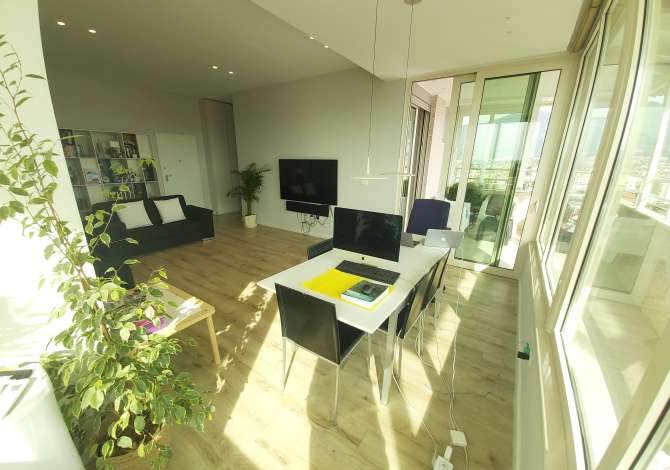 Shtepi me qera Papafingo(kati i catise) ne Tirane, 2+1, Mobilimi E mobiluar, Pagesa 1,500  Euro.