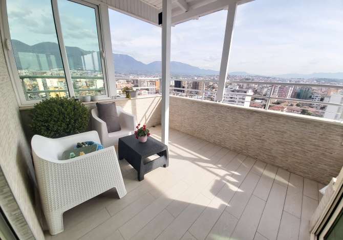 Shtepi me qera Papafingo(kati i catise) ne Tirane, 2+1, Mobilimi E mobiluar, Pagesa 1,500  Euro.