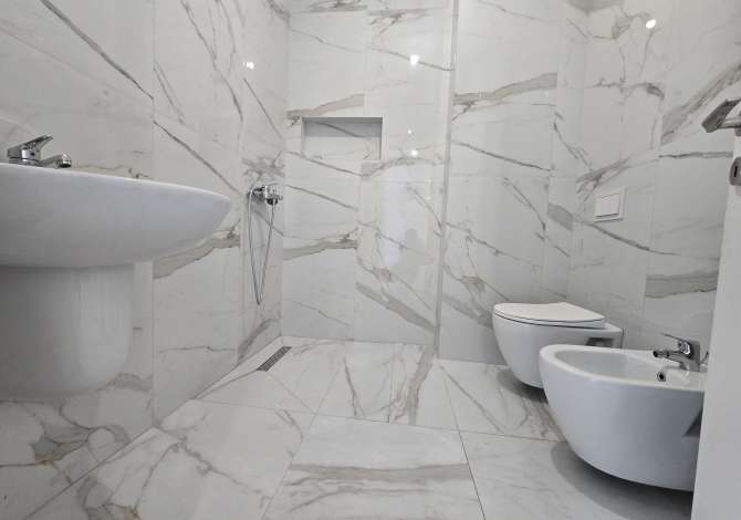 Ambjent Zyrash me Qira mes Myslym Shyrit dhe Rr. Kavajes