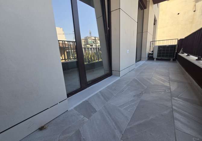 Ambjent Zyrash me Qira mes Myslym Shyrit dhe Rr. Kavajes