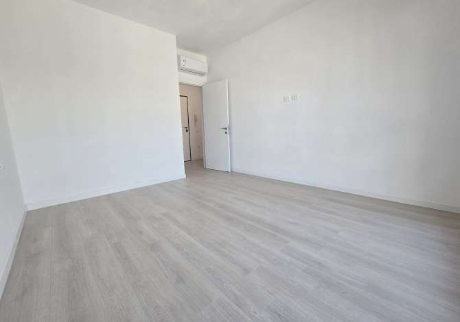 Ambjent Zyrash me Qira mes Myslym Shyrit dhe Rr. Kavajes