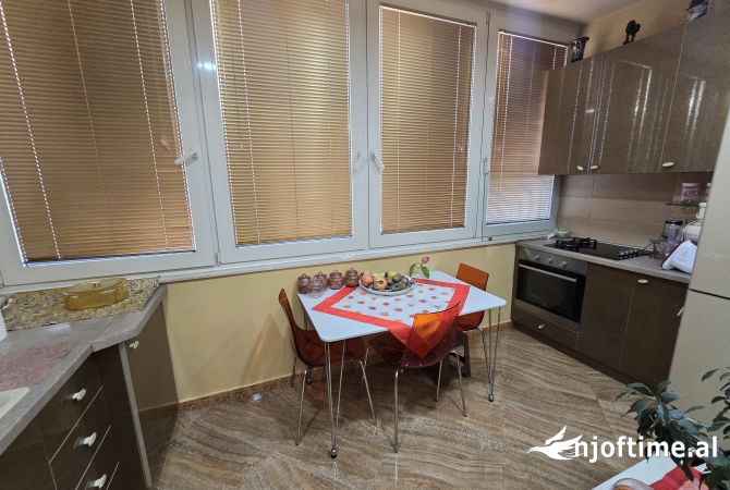 Shtepi ne shitje Apartament ne Tirane, 3+1, Mobilimi E mobiluar, Pagesa 240,000  Euro.