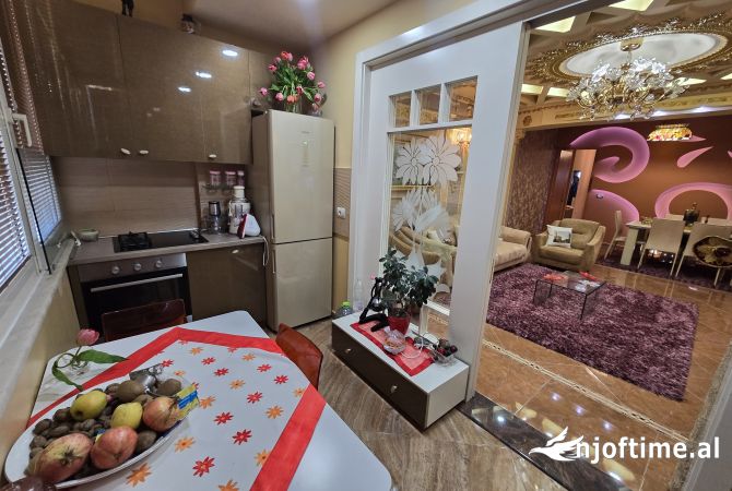 Shtepi ne shitje Apartament ne Tirane, 3+1, Mobilimi E mobiluar, Pagesa 240,000  Euro.