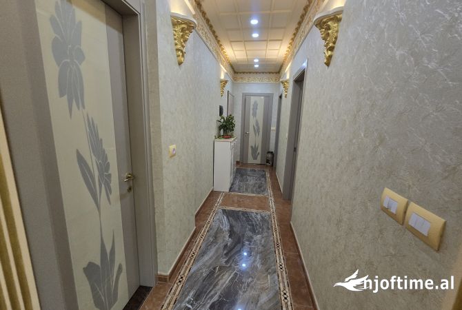 Shtepi ne shitje Apartament ne Tirane, 3+1, Mobilimi E mobiluar, Pagesa 240,000  Euro.