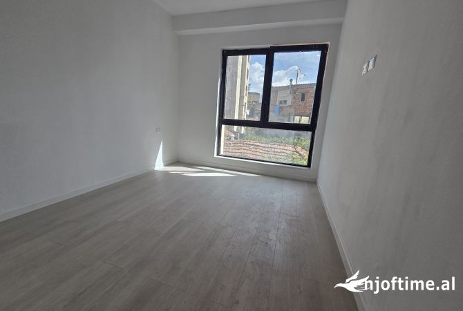 Ambient Zyrash me Qira midis Myslym Shyrit dhe Rr. Kavajes