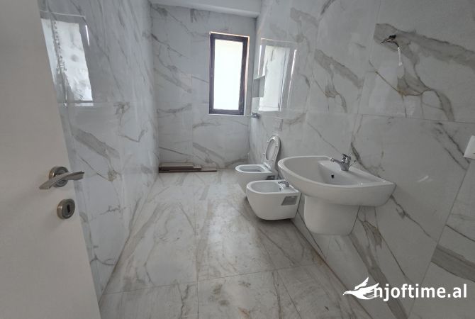 Ambient Zyrash me Qira midis Myslym Shyrit dhe Rr. Kavajes