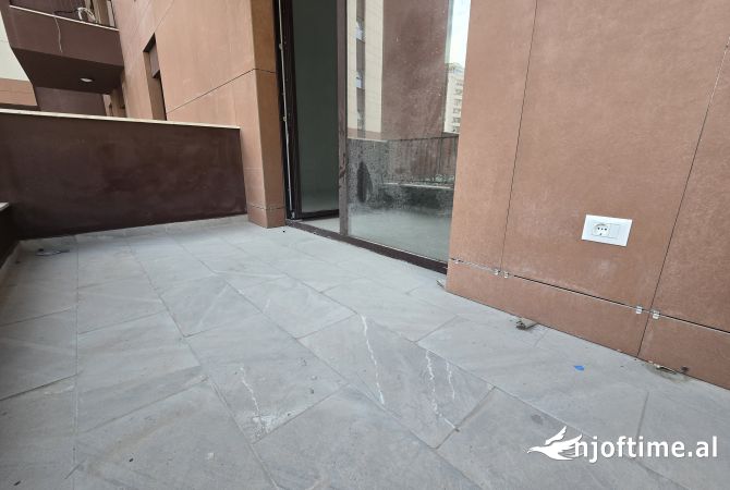 Ambient Zyrash me Qira midis Myslym Shyrit dhe Rr. Kavajes