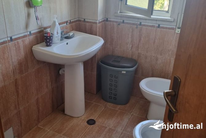 Shtepi me qera Apartament ne Tirane, 2+1, Mobilimi E mobiluar, Pagesa 400  Euro.